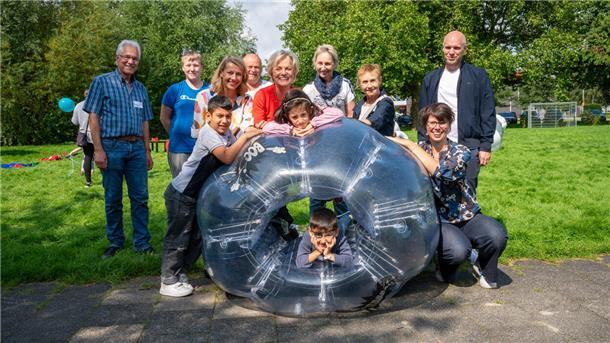 Die "mitKids"-Kinderpatenschaften feierten 2023 mit Ingrid Ehlerding (in rot) im Haus der Jugend ihr 10-jähriges Bestehen.