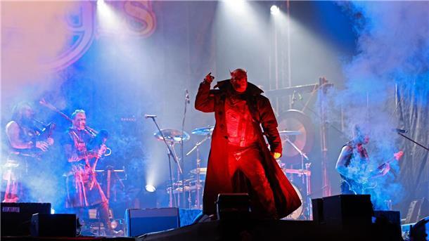 Die Mittelalterband „Tanzwut“ performt auf dem Walpurgisfest in Schierke.