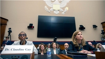 Die mittlerweile ehemaligen Universitätspräsidentinnen Claudine Gay (Harvard, l) und Liz Magill (Pennsylvania, r.) während einer Anhörung im Dezember vor dem Bildungsausschusses des US-Repräsentantenhauses in Washington.