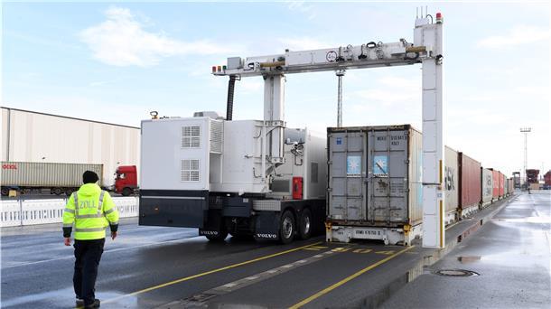 Den Schmugglern immer ein Stück hinterher Die mobile Röntgenanlage dreht tagein, tagaus ihre Runde auf dem Containerterminal und scannt verdächtige Container.
