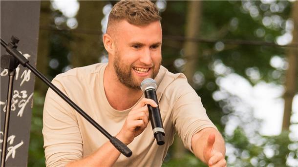 „Die Moderation lasse ich mir auf keinen Fall entgehen“, meint „Poetry im Park“-Initiator Hauke Prigge aus Helvesiek.