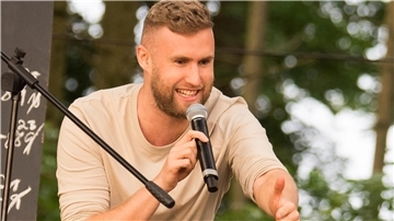 „Die Moderation lasse ich mir auf keinen Fall entgehen“, meint „Poetry im Park“-Initiator Hauke Prigge aus Helvesiek.