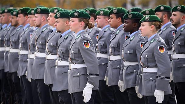 Soldaten sollen aktuellere Uniformen erhalten Die Modernisierung der Uniformen war schon 2018 beschlossen worden. (Archivbild)