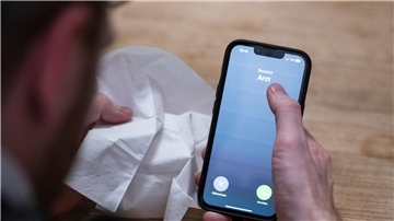 Die Möglichkeit zur telefonischen Krankschreibung erleichtere die Praxisabläufe und helfe auch Patientinnen und Patienten, so der Hausärzteverband.