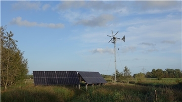 Die Moor-Fotovoltaik-Anlage (links) und die Windmühle „Kukate 4“ (rechts) des Oppelners Christoph Rüsch.