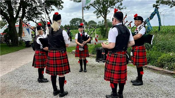 Fliegende Bäume, rollende Heuballen: Hier wetteifern Schotten mit Friesen Die Moorland Pipes and Drums steuerten die passenden Klänge bei.