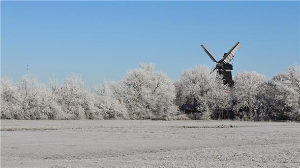 Die Moorseer Mühle in winterlicher Landschaft.