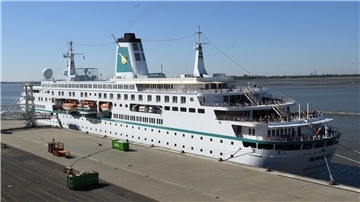 Die "MS Deutschland" liegt in Bremerhaven. Nach technischen Schwierigkeiten musste die "MS Deutschland" einen Tag lang in Bremerhaven liegen bleiben.