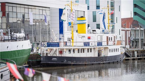 Schiff "MS Hansa" liegt im Hafenbecken