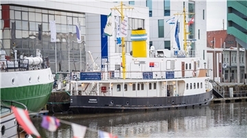 Schiff "MS Hansa" liegt im Hafenbecken