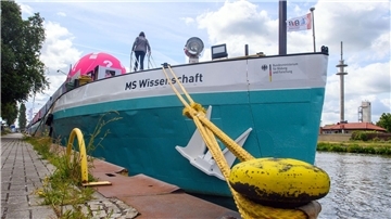 Die „MS Wissenschaft“ liegt in Haldensleben in Sachsen-Anhalt.