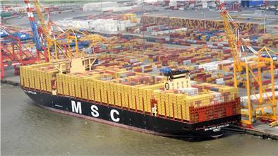 Die „MSC Michel Cappellini“ liegt in Bremerhaven an der Stromkaje, wo sie heute getauft wird.