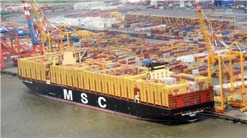 Die „MSC Michel Cappellini“ liegt in Bremerhaven an der Stromkaje, wo sie heute getauft wird.