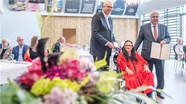 „Die Müllfischer waren 40 Jahre lang viel mehr als ein ehrenamtliches Kabarett, sie waren eine institutionalisierte politische Opposition“: Launig verliehen am Freitag, den 13., Bremens Regierungschef Andreas Bovenschulte und Oberbürgermeister Melf Grantz das Bundesverdienstkreuz am Bande an „Müfi“-Gründerin Helene Daiminger.