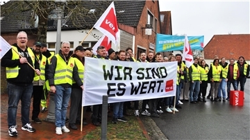 Die Müllwerker der GIB streiken. Am Freitag und am Samstag dieser Woche legen sie die Arbeit nieder. Unser Bild zeigt sie vor ihrem Streiklokal in Ovelgönne.