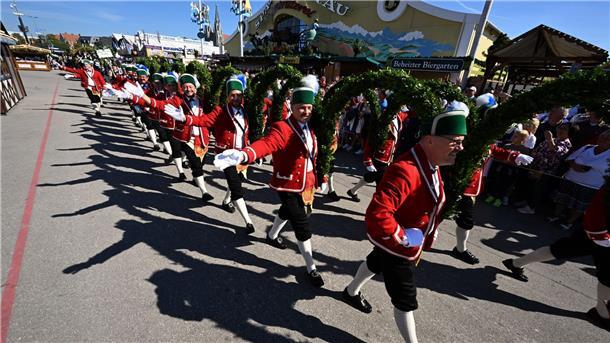 Söder lobt in Lederhose: Wiesn „einfach besser“ als Berlin Die Münchner Schäffler ziehen zur Theresienwiese.
