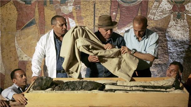 100 Jahre Tutanchamun: Wie Howard Carter einen Star ausgrub Die Mumie des König Tutanchamun wird aus seinem steinernen Sarkophag im berühmten Tal der Könige freigelegt. Am 04.11.1922 entdeckte der britische Archäologe H. Carter die Grabkammer - bis heute einer der spektakulärsten Funde aus dem antiken Ägypten.