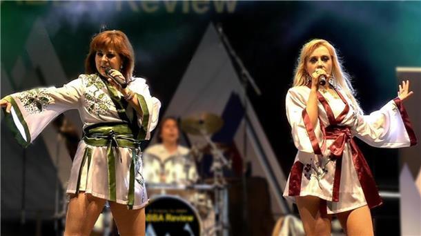 Schnelles Geschenk gefällig: Wie wär‘s mit Eintrittskarten? Die Musik von Abba scheint nie aus der Mode zu kommen. Am 21. Januar darf in der Jahnhalle beim Konzert von Abba Review mitgesungen werden.