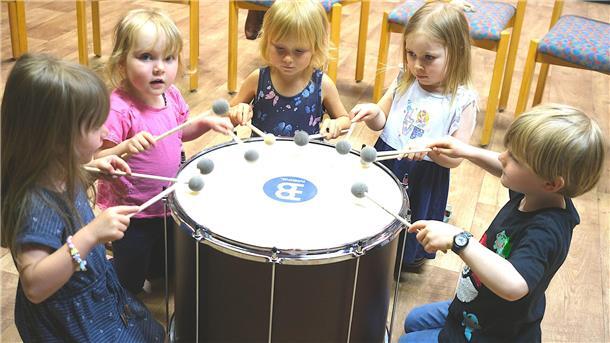 Neuer Kurs in Rhade: Musikalische Frühbildung für Mädchen und Jungen Das Foto zeigt Kinder an der Trommel.