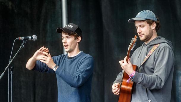 Die Musiker Henning May (l) und Christpher Annnen von AnnenMayKantereit.