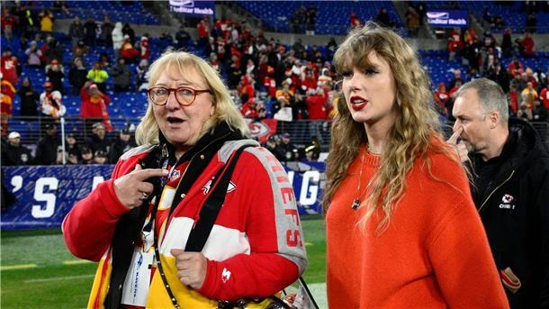 Große Bühne für Usher - aber alle schauen auf Taylor Swift Die Musikerin Taylor Swift (r) und Donna Kelce, die Mutter ihres Partners Travis Kelce.