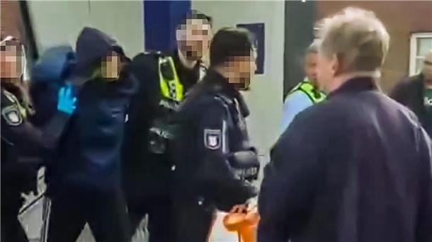 Die mutmaßliche Täterin wird am vergangenen Freitag am Hamburger Bahnhof von Polizisten abgeführt.