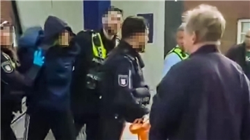 Die mutmaßliche Täterin wird am vergangenen Freitag am Hamburger Bahnhof von Polizisten abgeführt.