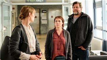 Die Mutter von Gesina Rathmann (Jenny Schily) ist gestürzt - Franziska Tobler (Eva Löbau, M) und Friedemann Berg (Hans-Jochen Wagner) ermitteln.