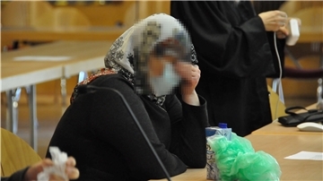 Die Mutter wollte sich die Bilder ihres toten Kindes nicht ansehen und hat sich bei der Präsentation die Hände vor die Augen gehalten.