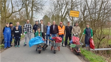 Die Nachbarn am Heetweg treffen sich regelmäßig zu gemeinsamen Aktivitäten wie hier zur Müllsammelaktion „Sauberhafte Küste“.