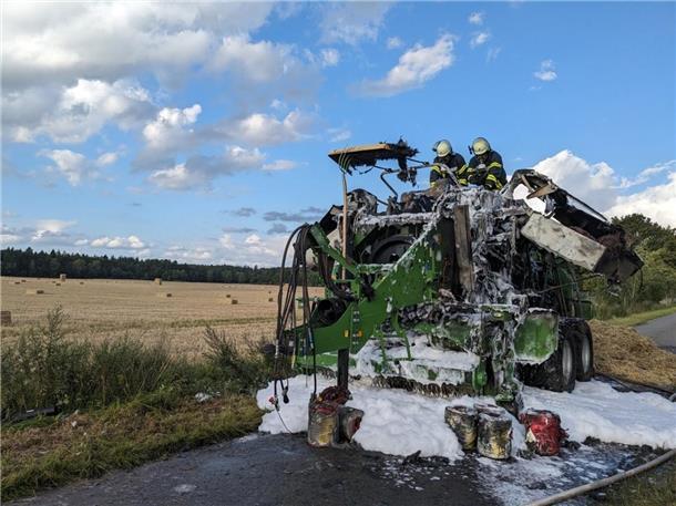 Meterhohe Rauchsäule: Erntemaschine bei Rotenburg brennt aus Die Nachlöscharbeiten an der Presse waren aufwendig.