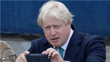 Die Nachrichten auf dem Handy von Boris Johnson sind von großem Interesse.