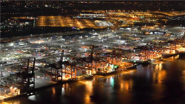 Geheimsache Stromversorgung im Hafen: Wer bekommt Konzession in Bremerhaven?  Nächtlicher beleuchteter Hafen.
