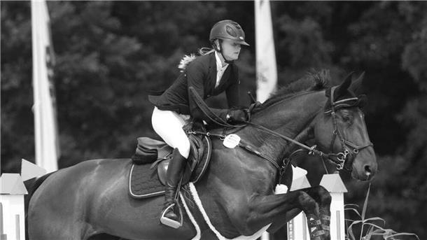 19 Jahre alte Springreiterin stirbt bei Trainingsunfall Die Nachwuchs-Springreiterin Madlen Boy ist bei einem Trainingsunfall ums Leben gekommen.