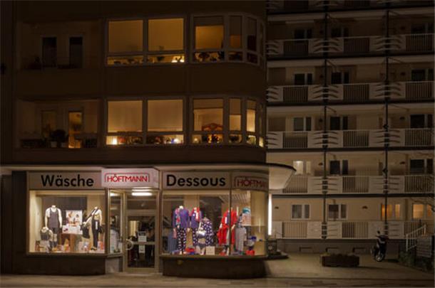 Warum für Fotograf Damson die Alte Bürger der entspannteste Ort Bremerhavens ist Die nächtliche Schönheit des Geschäftshauses in der Bürgermeister-Smidt-Straße nahe der Lloydstraße.