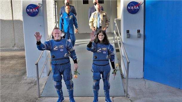 „Starliner“ zu erstem Flug mit Besatzung aufgebrochen Die Nasa-Astronauten Butch Wilmore (l) und Suni Williams kurz vor dem Start in Cape Canaveral zu gehen.
