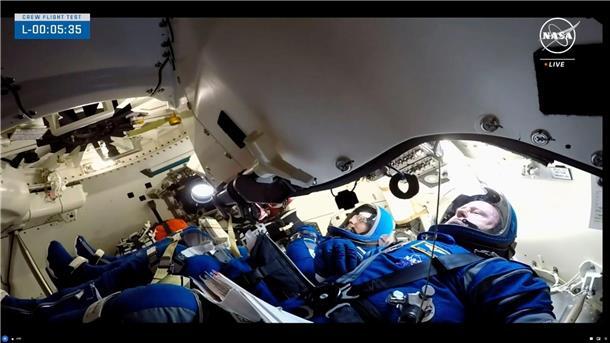 „Starliner“ zu erstem Flug mit Besatzung aufgebrochen Die NASA-Astronauten Butch Wilmore (r) und Suni Williams vor dem Start in der Boeing „Starliner“-Kapsel.