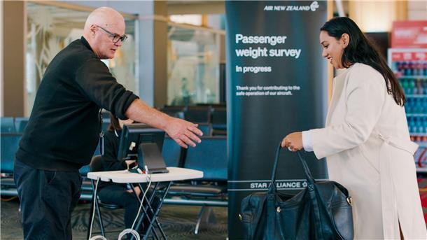 Air New Zealand will Passagiere wiegen Die nationale neuseeländische Fluggesellschaft bittet die Passagiere, sich auf die Waage zu stellen, bevor sie an Bord internationaler Flüge gehen.