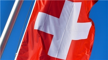 Die Nationalflagge der Schweiz weht vor blauem Himmel. In Zürich kam es zu einem gefährlichen Zwischenfall.