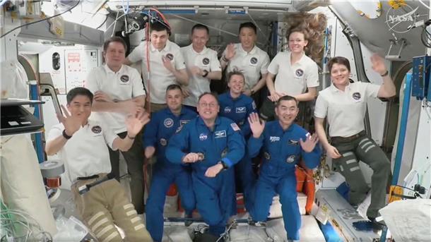 Vier Raumfahrer auf der ISS eingetroffen Die neu angekommene „Crew 11“ (in den blauen Anzügen) besteht aus dem Japaner Kimiya Yui (r-l), Zena Cardman und Mike Fincke (beide USA) sowie Oleg Platonow aus Russland.