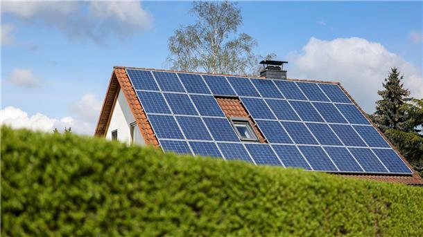 Strom aus Sonnenlicht: Boom bei neuen Solaranlagen Die neu installierte PV-Leistung auf Eigenheimen sind um 135 Prozent gestiegen.
