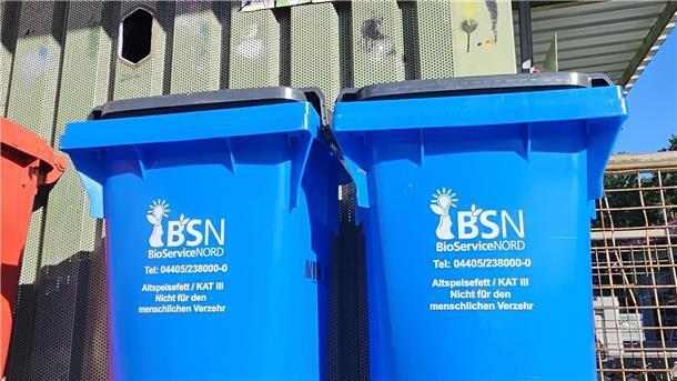 Die neue Abgabemöglichkeit für Speisefette und -öle im Landkreis: Die blauen „OckoBoxen“ stehen auf den Entsorgungsanlagen in Helvesiek und Seedorf.