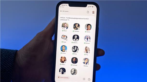 Die neue App Clubhouse vereint viele Menschen beim Anhören von Unterhaltungen zu allen denkbaren Themen.