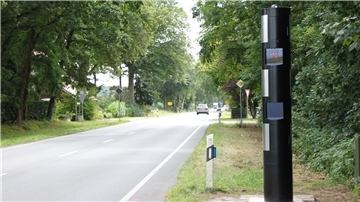 Blitzersäule an der B73