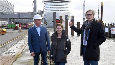 Die neue Columbuskaje wird 20 Meter vor die alte gebaut: (von links) Wasserbauer Jens Diekmann, Häfensenatorin Dr. Claudia Schilling und Bremenports-Chef Robert Howe.