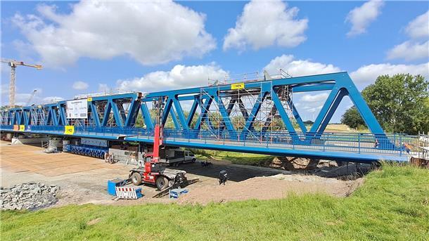 Mit diesem Trick soll es mit der neuen Brücke bei Elsfleth ganz schnell gehen Ein Brückenelement wird installiert.