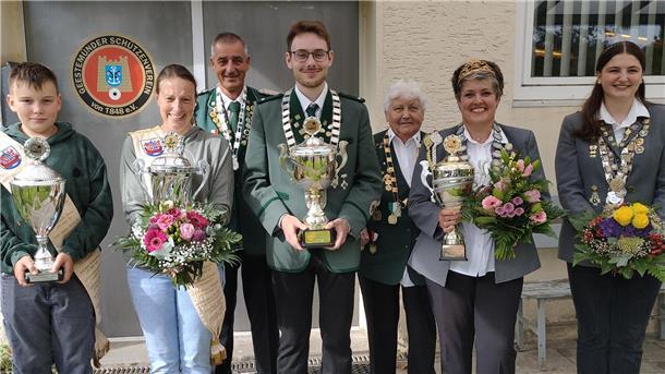 Die neue Königsfamilie hat sich zum Foto aufgestellt