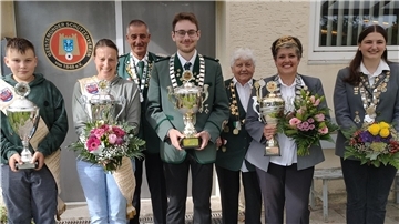 Die neue Königsfamilie hat sich zum Foto aufgestellt
