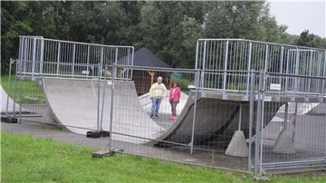 Die neue „Mini Ramp" auf der Skater-Anlage in Selsingen ist noch eingezäunt und wird freigegeben, sobald ein letzter Mangel behoben ist. Bürgermeister Bernd Schleßelmann und Regina Augustin vom Bauamt freuen sich über die Förderung.