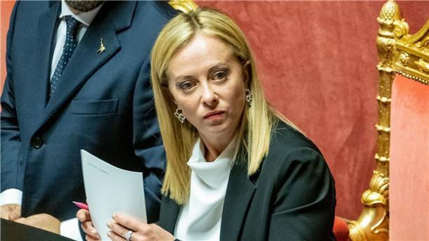 Aufstieg der Faschisten - Italien wieder ganz weit rechts Die neue Ministerpräsidentin Giorgia Meloni ist Parteichefin der rechtsradikalen Fratelli d’Italia - in deren Parteiwappen eine Flamme lodert, die an das Grab Mussolinis erinnert.